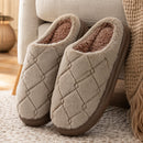 chinelos-masculinos-de-camurca-aquecidos-antiderrapantes-e-confortaveis-para-casa-no-inverno-lifestyle-04
