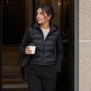 Jaqueta Feminina Leve com Capuz - lifestyle 1